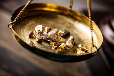 Juwelier Cohrs: Tipps und Hinweise zum Goldankauf: Gold auf Waage